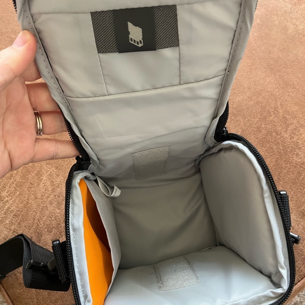 Lowepro Adventura SH 120 III 3L zippered camera bag in black - Picture 8 of 10